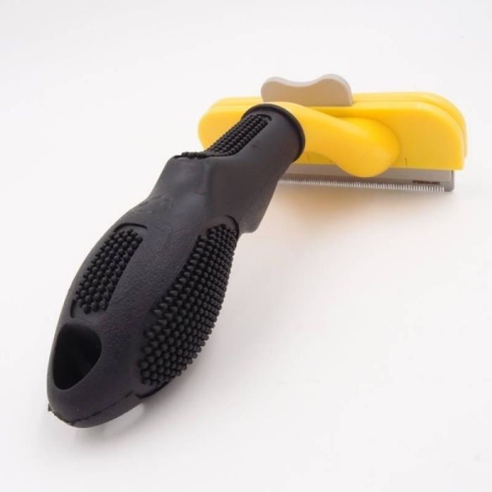 Гребен за груминг с бутон за кучета и котки