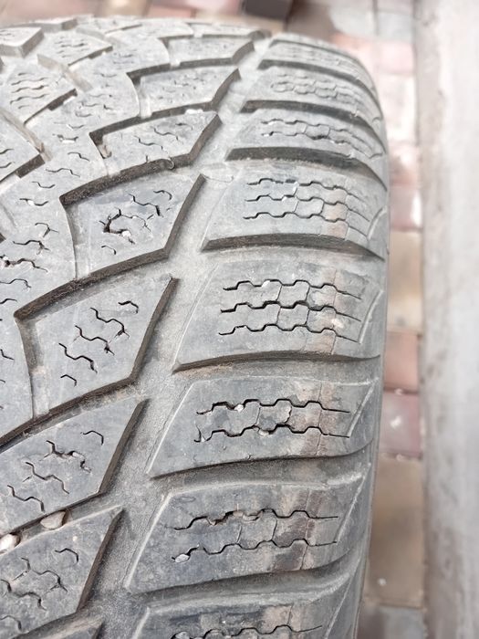 Продам .шину.215.55.р16.