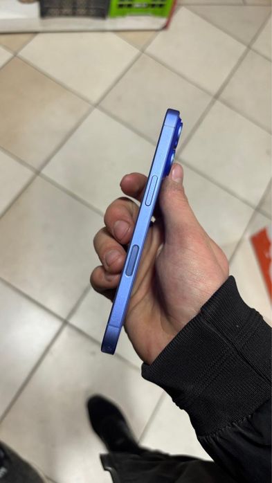 iPhone 16 почти новый