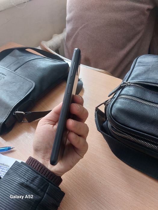 Samsung gallaxy a12 holati yahshi .karobga dakumet bor