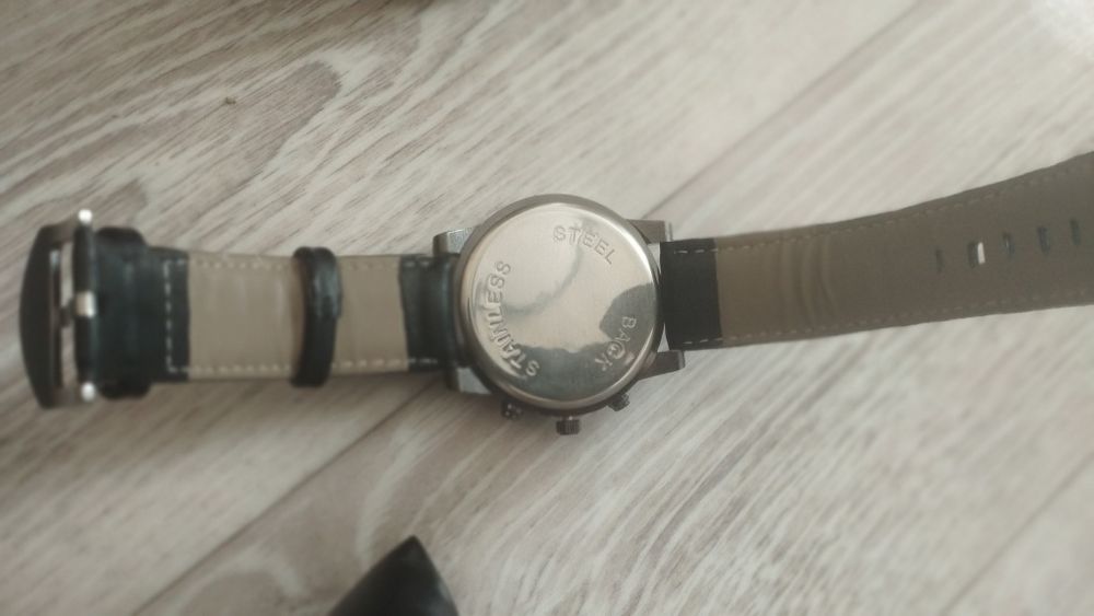 Срочно продам часы классика