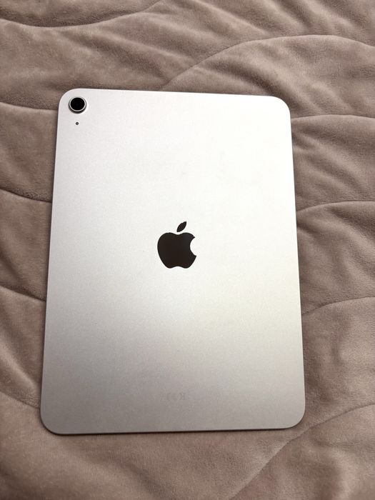 Продавам iPad (A16) WiFi 128 GB Silver – като нов, с аксесоари