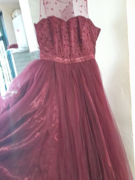 Продам платье темно бардовое очень красивое одевала один раз новое бра