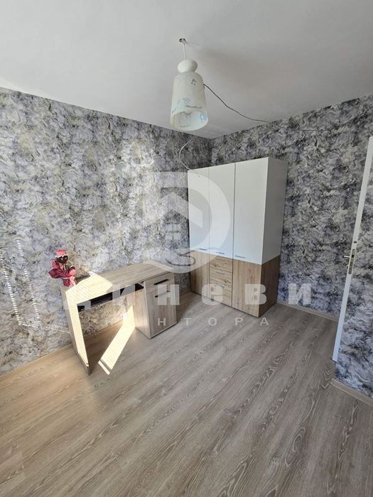 Продава тристаен апартамент до Мол Галерия