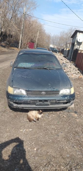 Тойота карина е седан