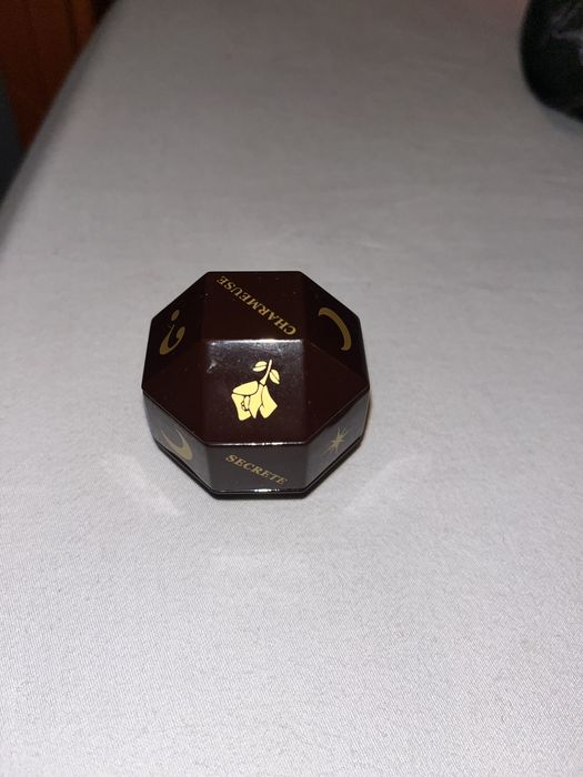 Хайлайтър на Chanel,сенки под формата на кубче