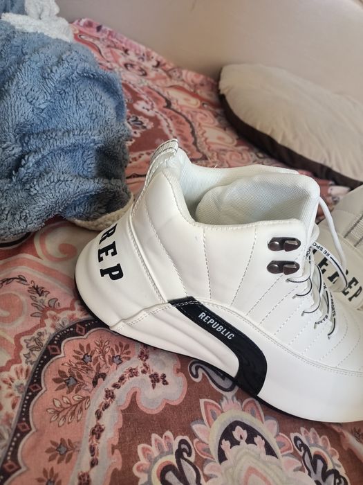 Продам качественные Кроссовки