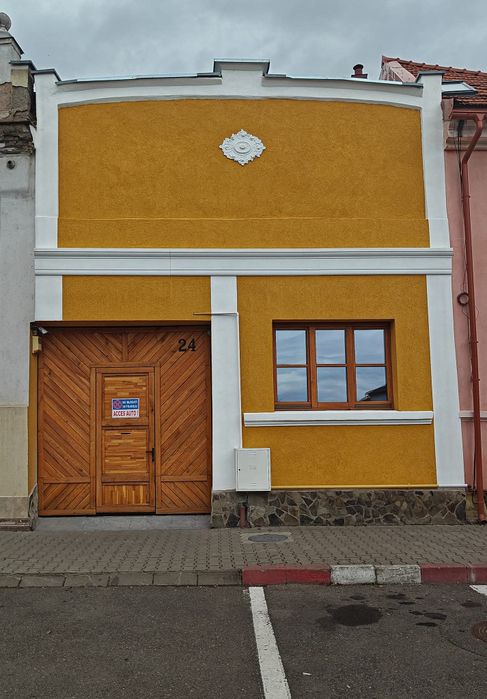 Casă de vânzare/de închiriat în Centrul Reghinului