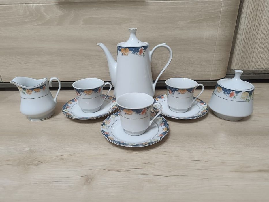Чайник,  чашки, молочник, сахарница