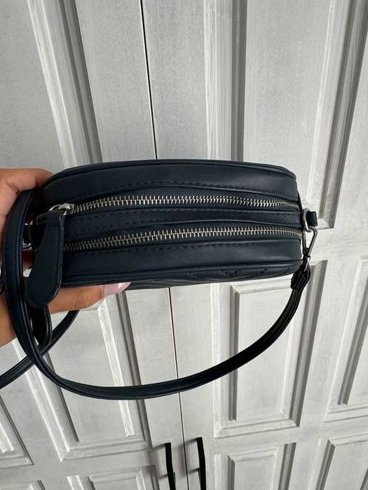 Малка чанта с дълга дръжка