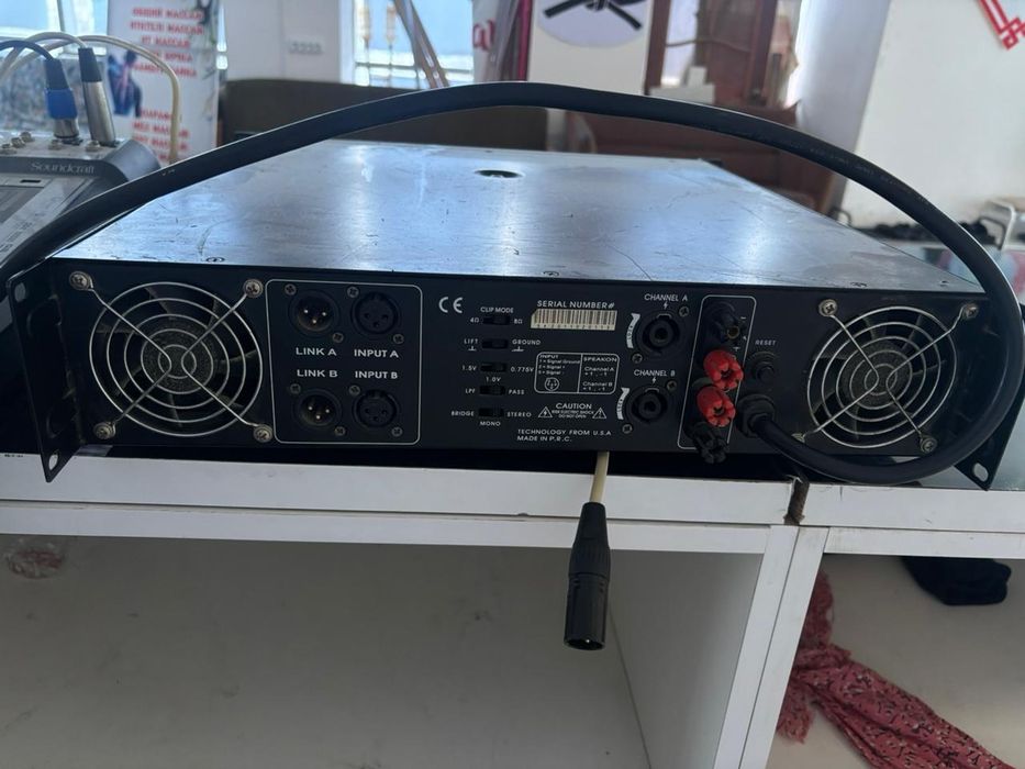 Продаётся колонка JBL с всеми усилителем и кабельями