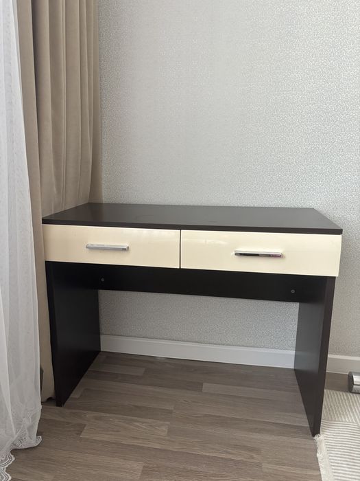 Туалетный стол и 2 тумбы