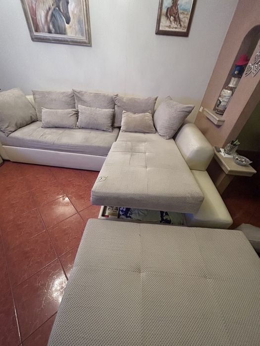 Диван с две табуретки