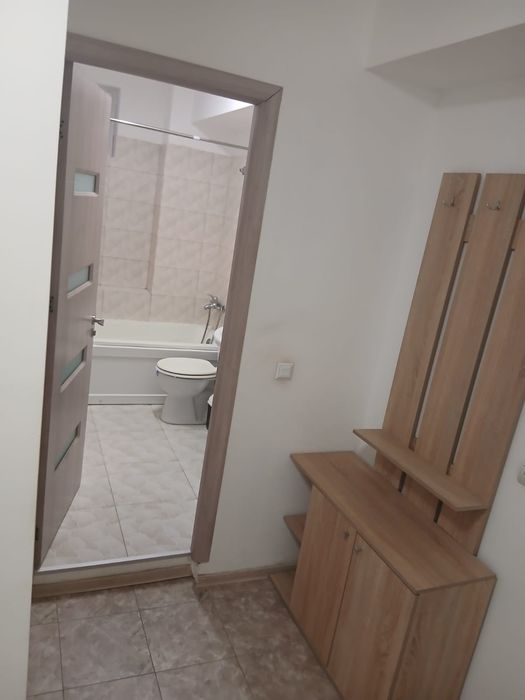 Închiriez garsoniera.