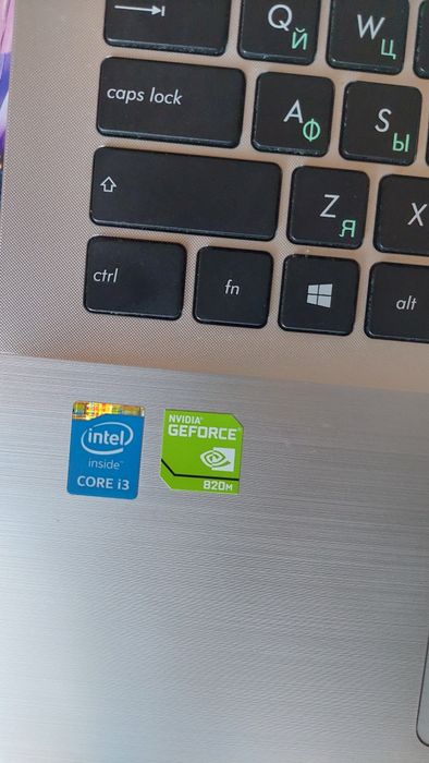 Notebook sotiladi Asus