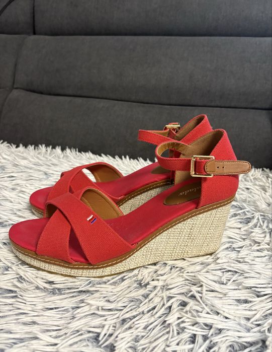 Sandale rosii cu platforma