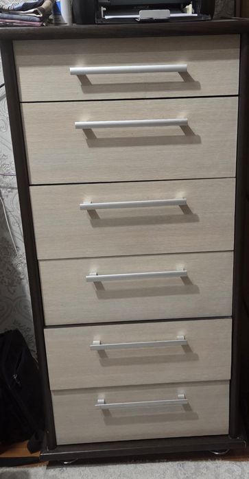 Продам: Комод . Шкаф.