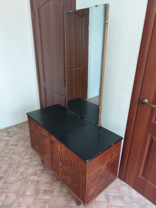Комод с зеркалом