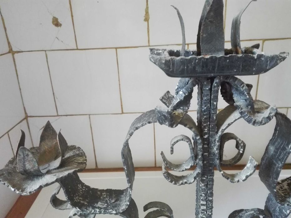 Два метални свещника и лот пролетни пощенски картички.