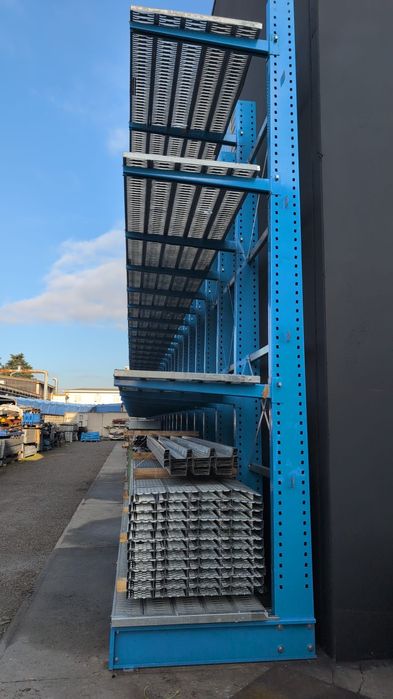 Rafturi cantilever depozitare țevi