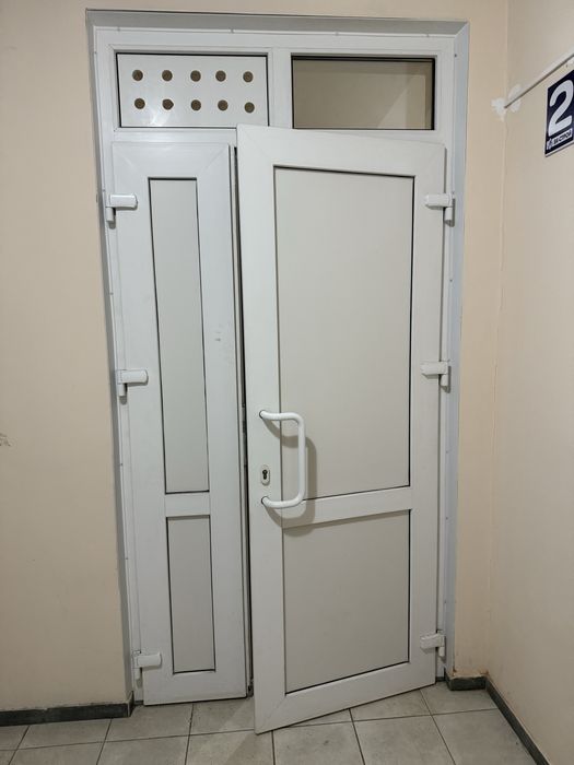 Продам пластиковую дверь