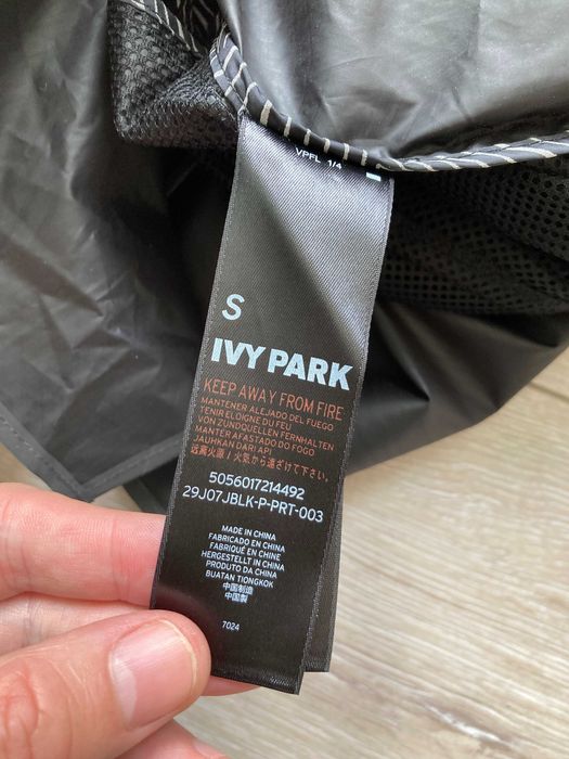 НОВО Ivy Park Reflective Print Showerproof женско елече елек размер S