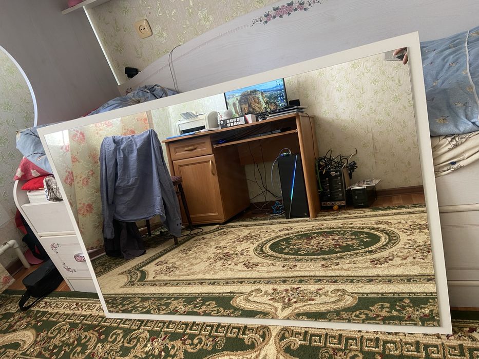 Зеркало в белом обрамлении прямоуголное