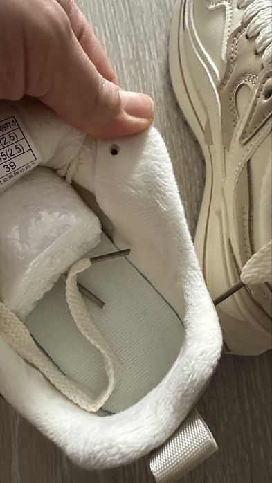 Новые кроссовки белые