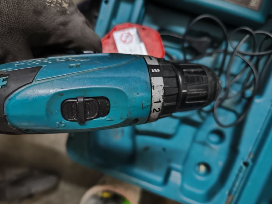 Vând autofiletanta Makita (cutie+încărcător+2 baterii)