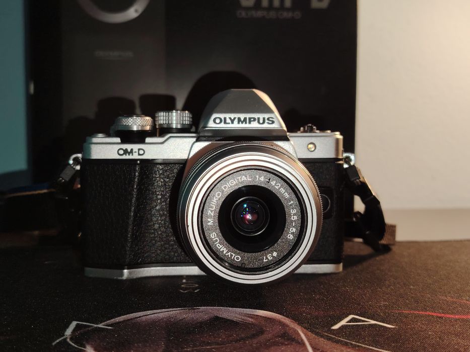Olympus OM-D E-M10 Mark II + 3 обекти (3450 кадъра), грип и аксесоари.