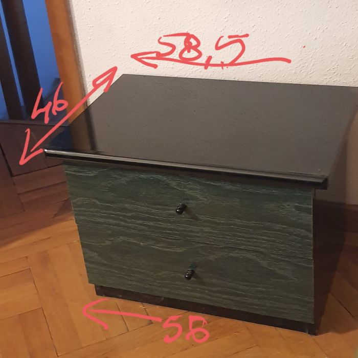 Mobila de dormitor, pat cu saltea,  noptiere si comoda cu 4 sertare.