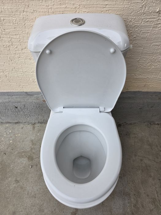 Унитаз в хорошем состояние