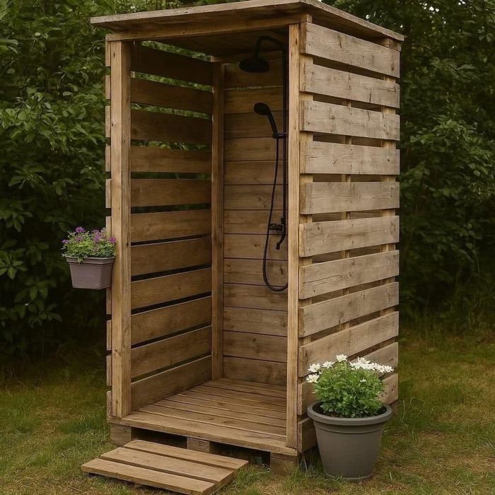 Душ из дерева для улицы