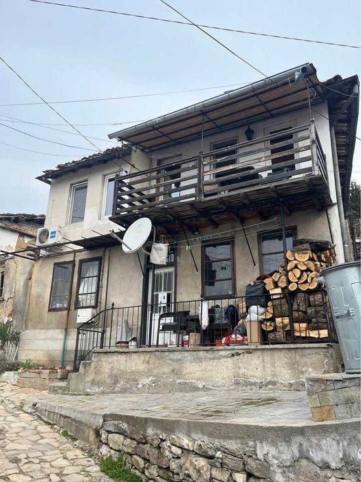 Двуетажна къща с панорамна гледка в гр. Велико Търново, кв. "Варуша"