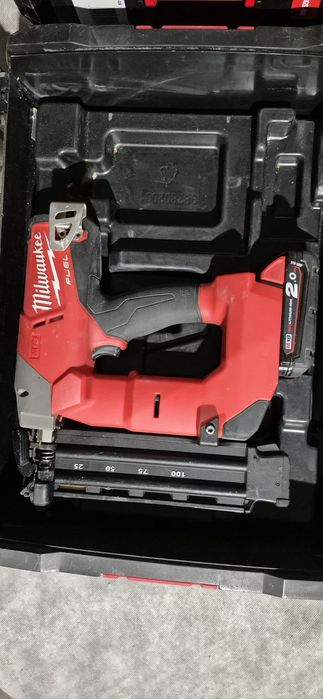 Milwaukee pistol de cuie pe acumulator