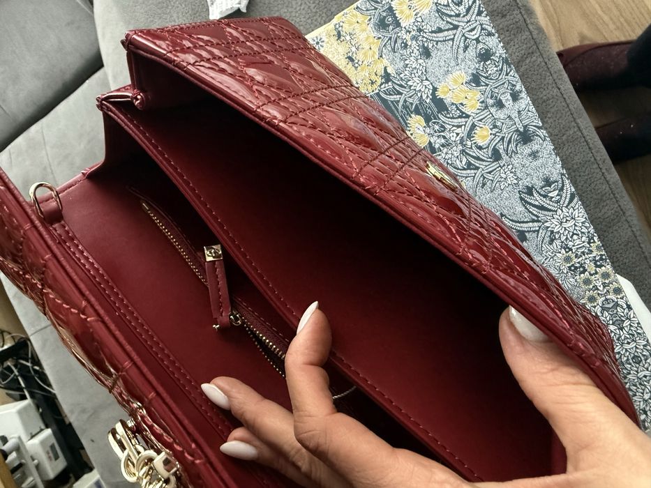 Дамска чанта естествен тъмночервен лак