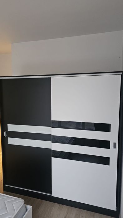 Продава се гардероб с плъзгащите се врати