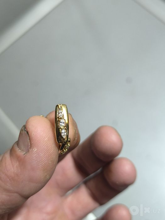 Красивые серьги продаются