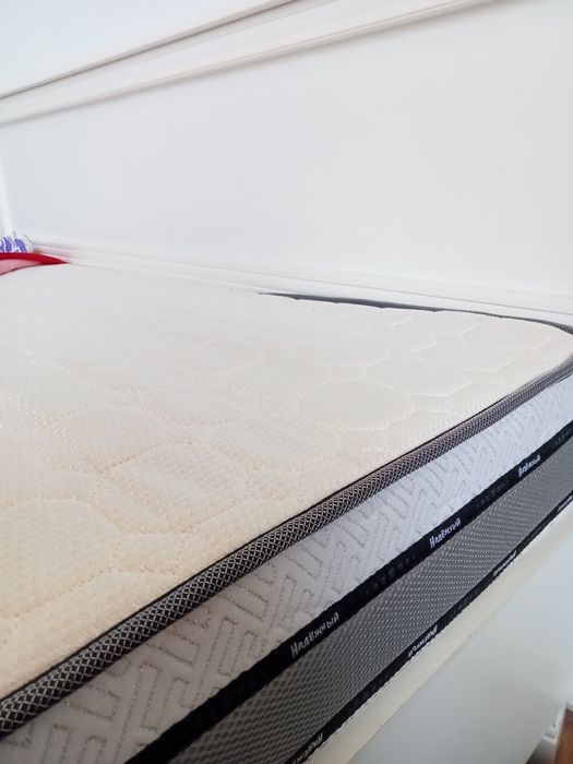 Кровать с матрасом, комод и тумба