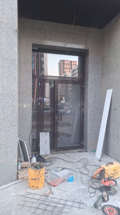 Продам алюминиевый витраж и двери  б/у