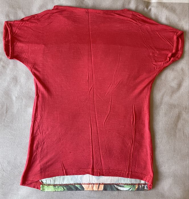 Tricou roșu casual cu imprimeu urban – Stil unic și confortabil