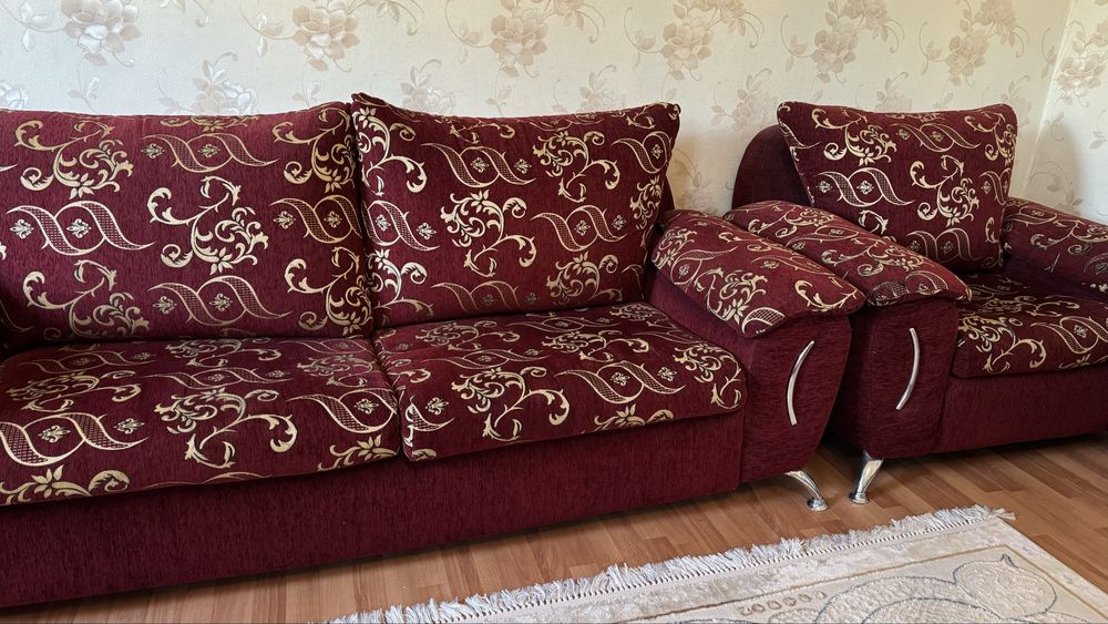 Срочно продам диван с двумя креслами.
