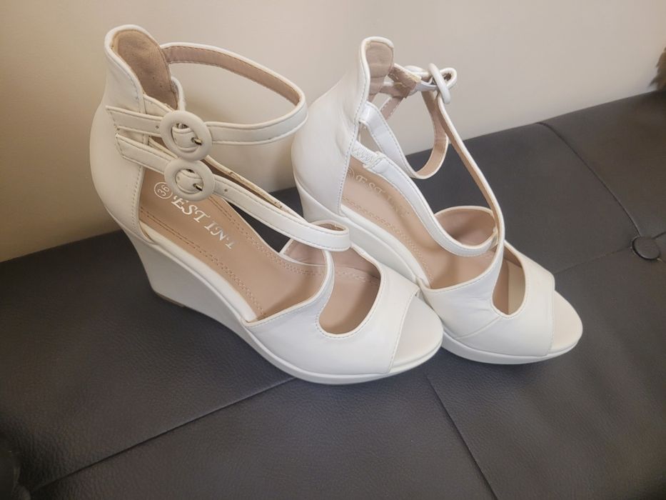 Бели сандали на платформа