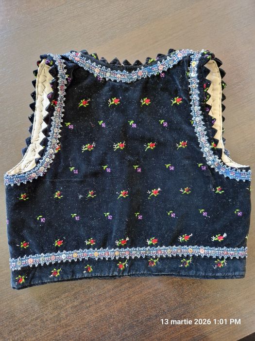 Vestă tradițională din catifea cusută manual