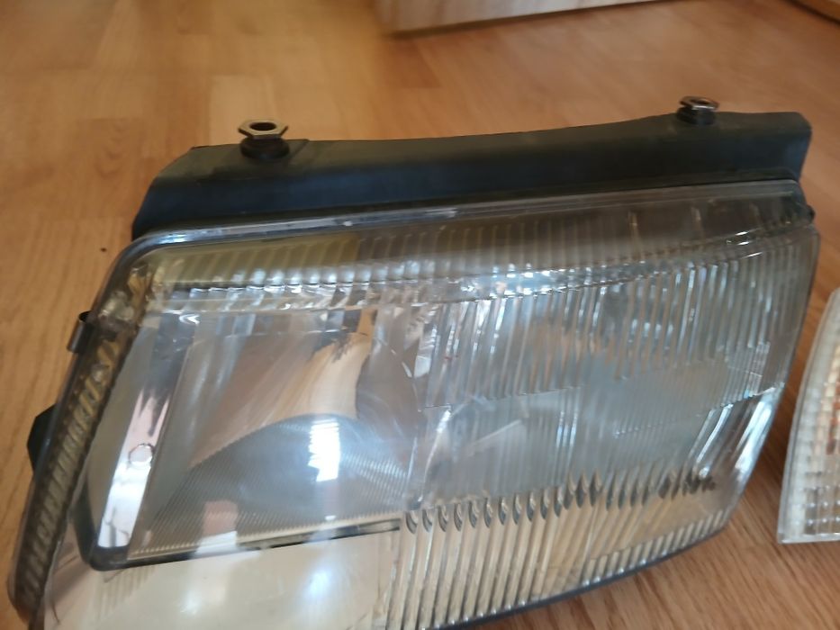 Продавам фарове с мигачи за пасат 4