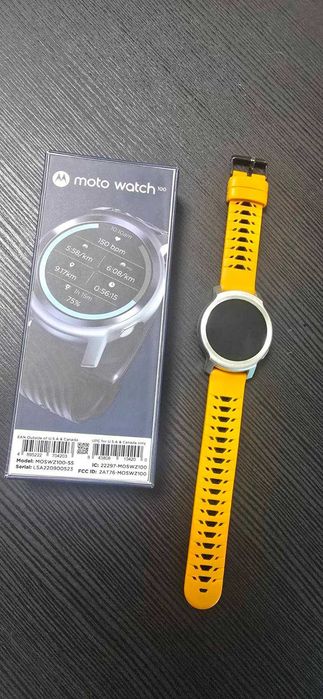Смарт часовник Mororola Watch 100