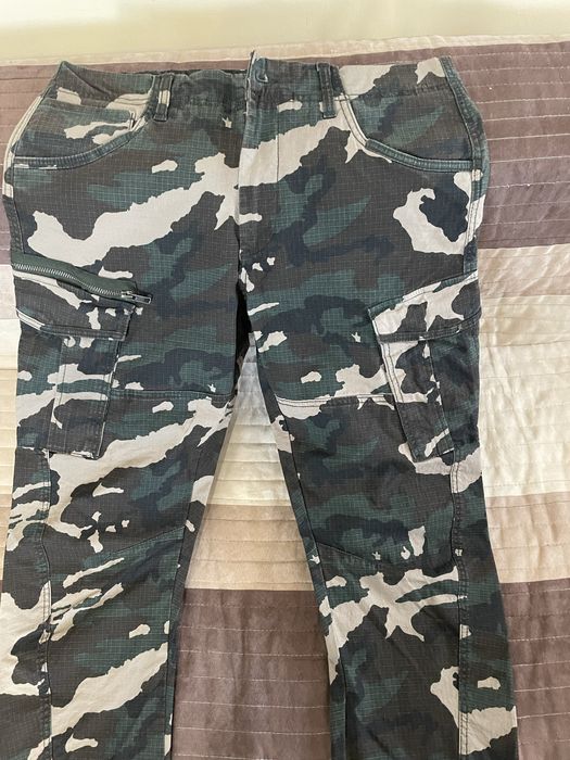 Камуфлажен панталон.