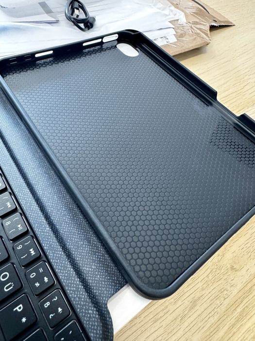 Husă cu tastatură Bluetooth detașabilă și touchpad pentru iPad Mini 6 / Mini 7 (8.3”) – nouă