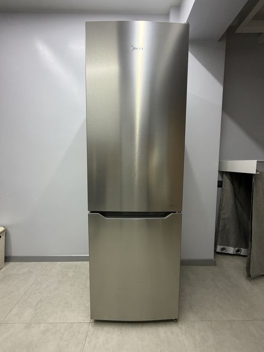 Холодильник срочно Midea 100тыс