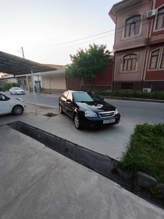 Chevrolet Lacetti 1.8 sotiladi